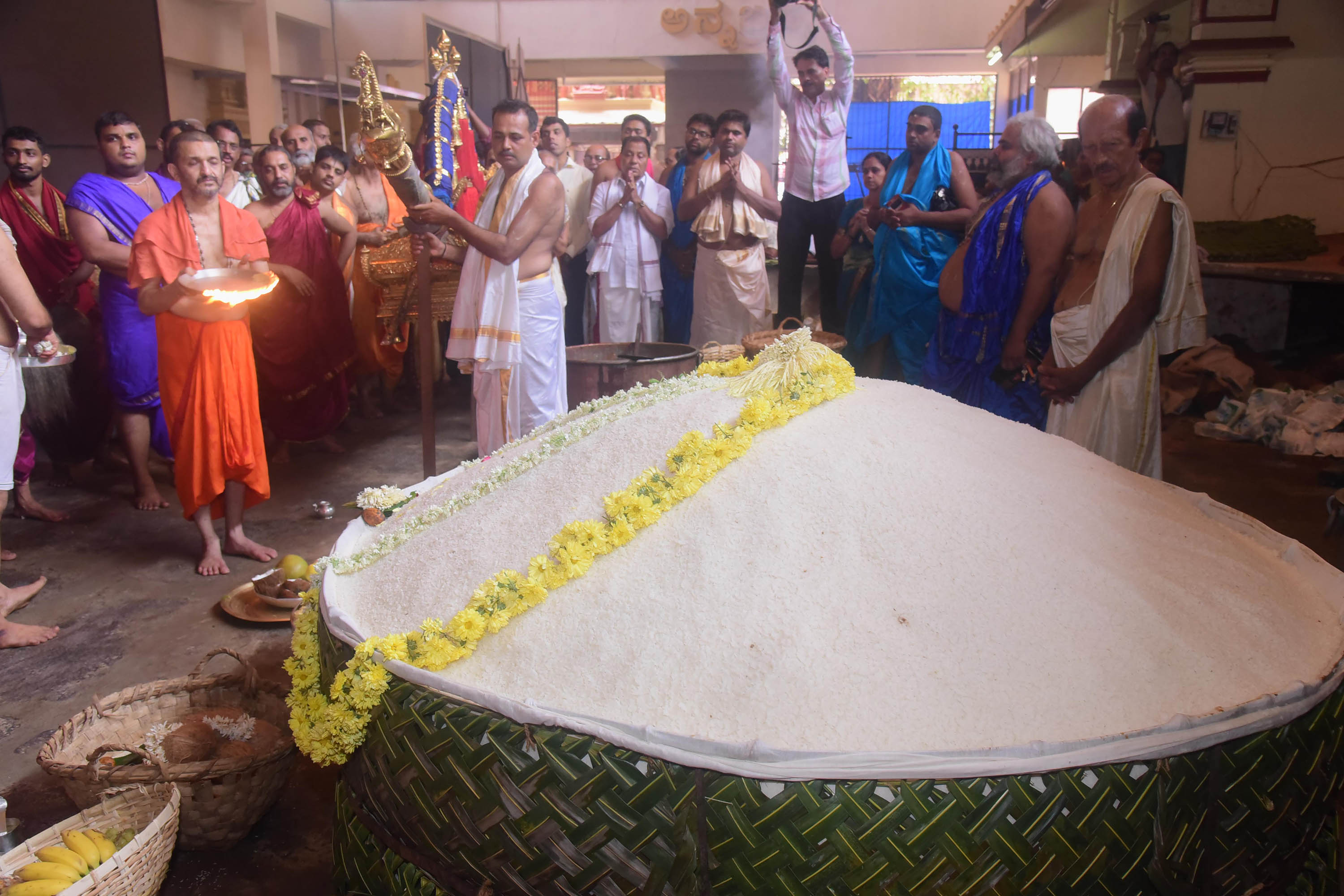 ಉಡುಪಿ: ಭೋಜನಶಾಲೆ ಮುಖ್ಯಪ್ರಾಣನಿಗೆ ಸುವರ್ಣ ಅಭಿಷೇಕ